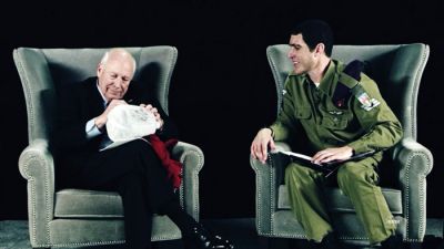 Nekdanji ameriški podpredsednik Dick Cheney (levo) se nekdanjemu izraelskemu agentu Erranu Moradu, enemu od likov Sache Barona Cohena v seriji Kdo je Amerika, podpisuje na galonsko ročko za mučenje.