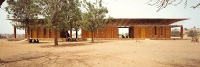 Vas Gando je postala svetovno znana zaradi Kéréjeve arhitekture osnovne šole, za katero je leta 2004 dobil ugledno nagrado Age Khana za arhitekturo
