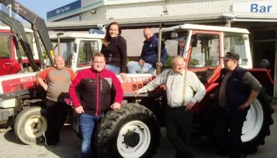 Franc Kangler s prijatelji ob svojem ponosu, traktorju