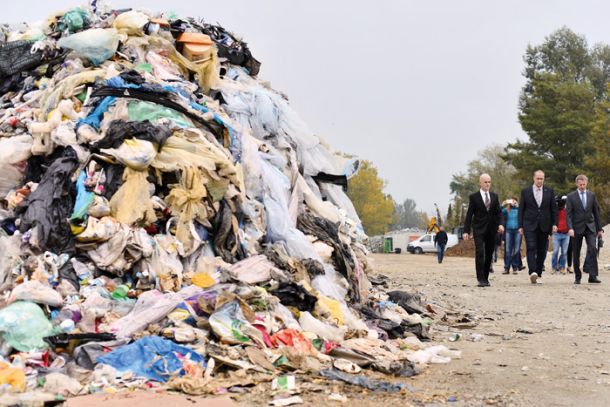 Minister in kup odpadkov 