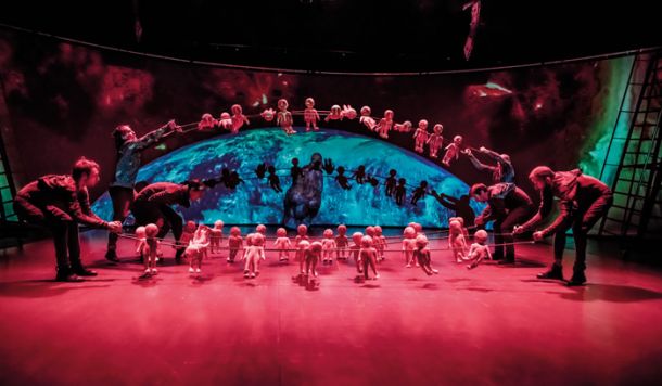 Eklektična predstava v režiji Matjaža Fariča združuje animacijo objektov, prvine baleta in izraznega plesa, hipnotične video projekcije Jureta Lavrina ter čudovito igro s svetlobo pod taktirko Andreja Hajdinjaka