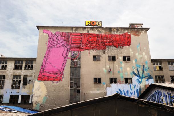 Eno od osrednjih del, na katera se osredotoča ljubljanski graffiti tour, mural rožnate pištole, ki ga je ustvaril italijanski umetnik Blu, eden najpomembnejših in najbolj znanih pouličnih umetnikov svetovne veljave. 