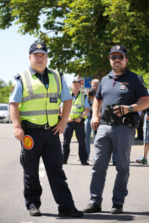 Slovenski in italijanski policist na schengenski meji 