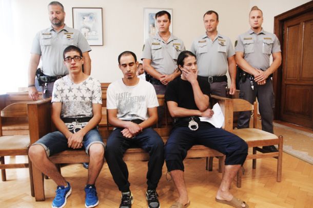 Trojica beguncev, ki je ugrabila Mirka Moravca, eden izmed njih nosi majico z napisom »Taste of freedom« 