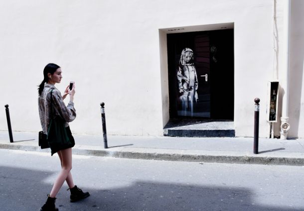 Žalujočo žensko, pokrito z žalno tančico – ukradeni Banksyjev mural 