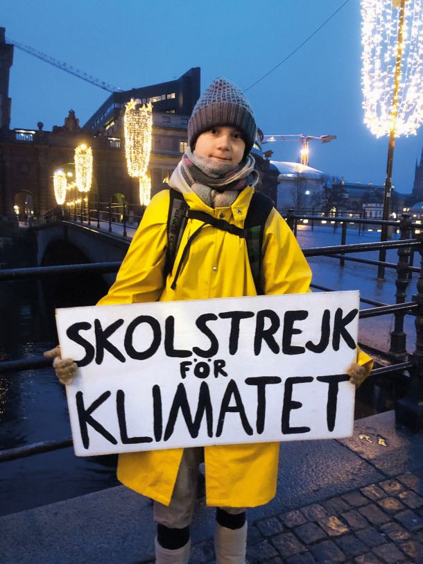 Greta Thunberg, mlada Švedinja je letos potovala po svetu, prepričevala je politike, a prepričala le mlade. Po dolgi poti se je vrnila na kraj, kjer je začela. Pred stavbo švedskega parlamenta. In nadaljuje s svojim protestom