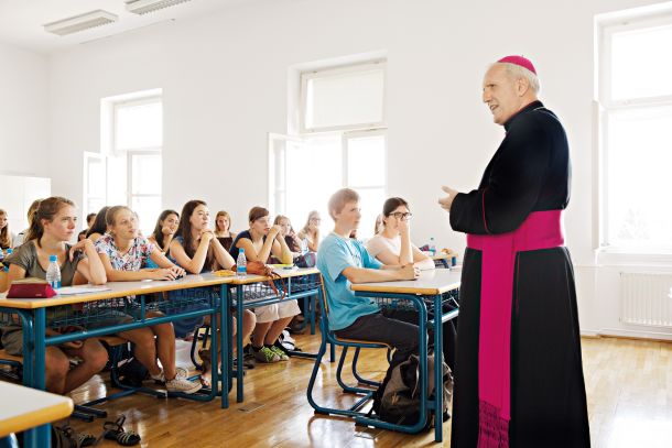 Nadškof Stanislav Zore med obiskom šolskega razreda na škofijski gimnaziji