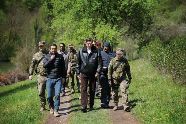 Pohod vrhovnega poveljnika oboroženih sil Boruta Pahorja ob meji s Hrvaško, na katerem je podprl idejo o aktivaciji spornih pooblasti