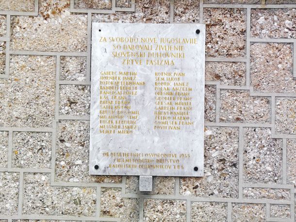 Spominska plošča, kjer je zapisanih 25 imen ubitih duhovnikov »žrtev fašizma«, ki so »za svobodo nove Jugoslavije darovali življenje«. Plošča je bila pred nekaj leti odstranjena