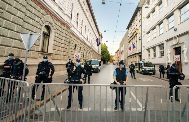 Policijsko varovanje vlade pred ljudstvom. Ljubljana, 8. maj 2020  