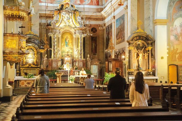 Maše so bile v cerkvah dovoljene konec aprila, četudi so bili nekateri verski objekti med epidemijo odprti (na fotografiji: »pokoronska« maša v frančiškanski cerkvi)