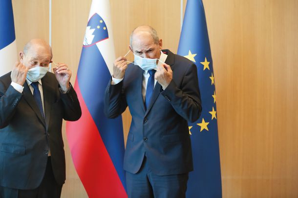 Politiki se na fototerminu pogosto slikajo z maskami, potem pa jih urno snamejo. (Na fotografiji Janez Janša s francoskim zunanjim ministrom)