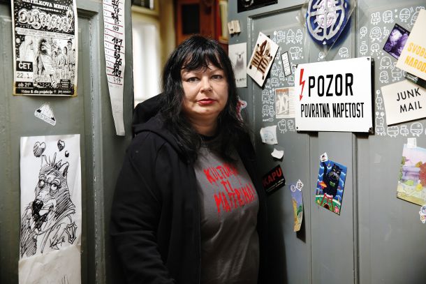 Katerina Mirović v prostorih nevladne organizacije Strip Core, ki so hkrati uredništvo revije Stripburger, na Metelkovi 6 v Ljubljani