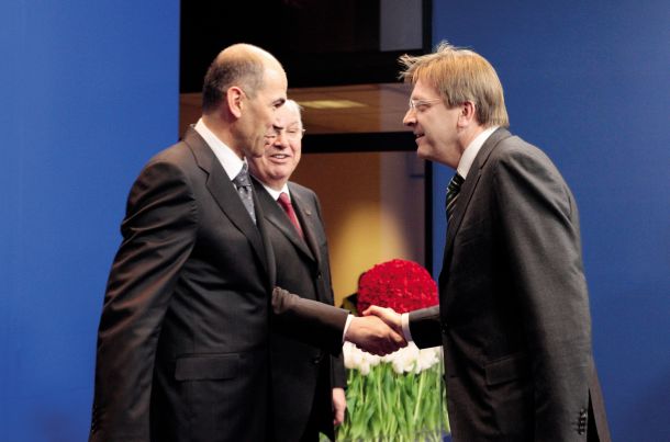 V času prvega predsedovanja Slovenije Svetu EU leta 2008 Janez Janša ni imel nikakršnih zadržkov do Guya Verhofstadta. Na fotografiji je še nekdanji finančni minister Andrej Bajuk