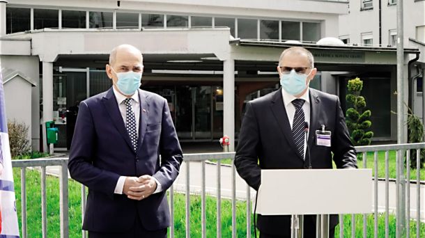Takoj ko je vlada prevzela nadzor nad bolnišnico, se je Janez Lavre vrnil na položaj (na fotografiji s predsednikom vlade)