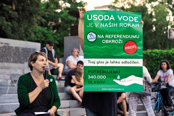 Alenka Kreč Bricelj, ena izmed koordinatork referendumske kampanje za pitno vodo na protestni ljudski skupščini, 2. julij 