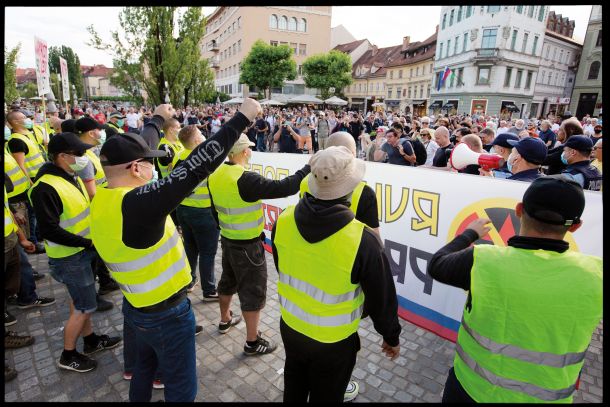 V rumene jopiče oblečeni neonacisti med provociranjem petkovih protivladnih protestnikov na Prešernovem trgu v Ljubljani. Generalni direktor policije Anton Olaj je bil na Twitterju zvest sledilec rumenih jopičev vse do 14. julija.