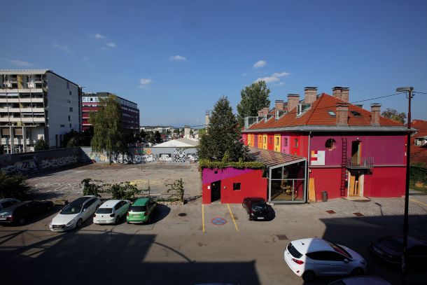 Mestna občina Ljubljana naj bi iz območja avtonomne cone, ki je sedaj namenjeno »predvsem alternativni kulturi in subkulturam«, izločila košarkarsko igrišče in hostel Celica ter tako omogočila gradnjo hostlovega prizidka in verjetno tudi parkirne hiše