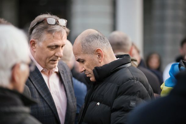Igor Pirkovič in Janez Janša na shodu v podporo Ukrajini, ki ga je neformalno organizirala SDS 