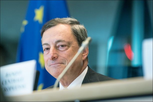 Za Draghija, ki medtem ostaja na položaju, bo odločilno glasovanje v parlamentu prihodnjo sredo, ko naj bi se pokazalo, ali njegova večstrankarska vlada še uživa zadostno podporo..