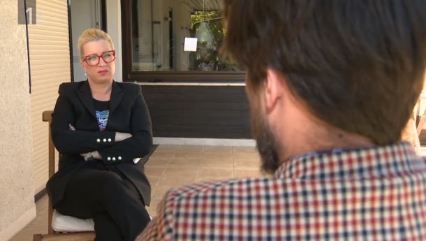 Novinarka Nataša Markovič in Dušan Smodej v intervjuju za oddajo Tarča na TV Slovenija
