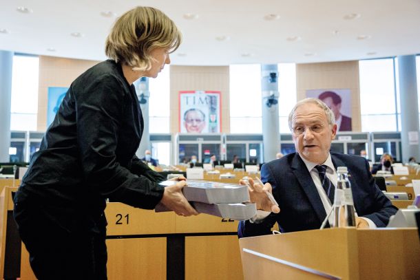 Poslanka Evropske levice Malin Björk skuša ministru za notranje zadeve Alešu Hojsu vročiti Črno knjigo nezakonitih vračanj, zasedanje evropskega parlamenta spomladi 2021 