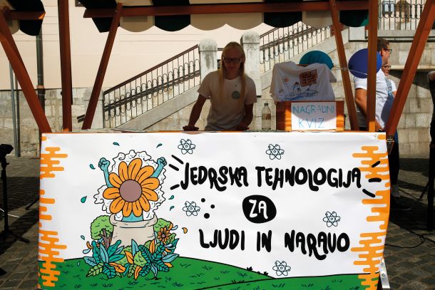 Društvo jedrskih strokovnjakov Slovenije je v Ljubljani organiziralo dogodek Stand up for Nuclear. Cilj naj bi bil »približevanje jedrske energije ljudem«.