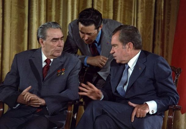 Nekdanji vodja sovjetske komunistične partije Leonid Brežnjev in takratni predsednik ZDA Richard Nixon na pogovorih leta 1973 