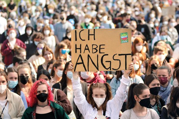 Strah nas je: Mladi za podnebje so začeli demonstrirati tudi za mir. Freiburg v Nemčiji.  