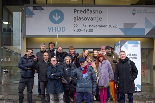 Novinarji in novinarke RTV Slovenija na predčasnem glasovanju pred nedeljskim referendumom o RTV Slovenija