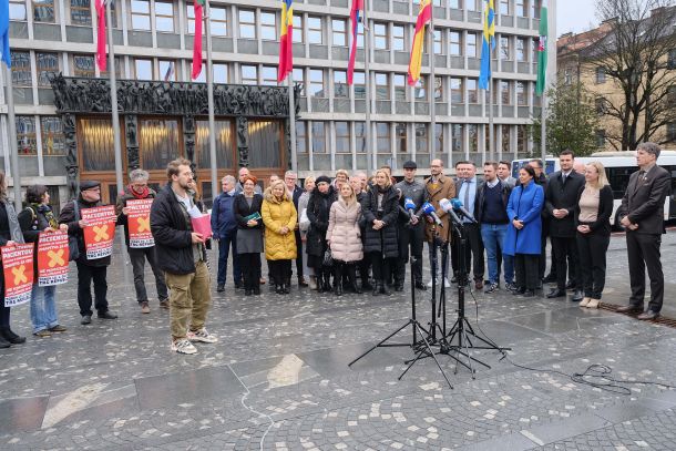 Novinarska konferenca iniciative Glas ljudstva na Trgu republike