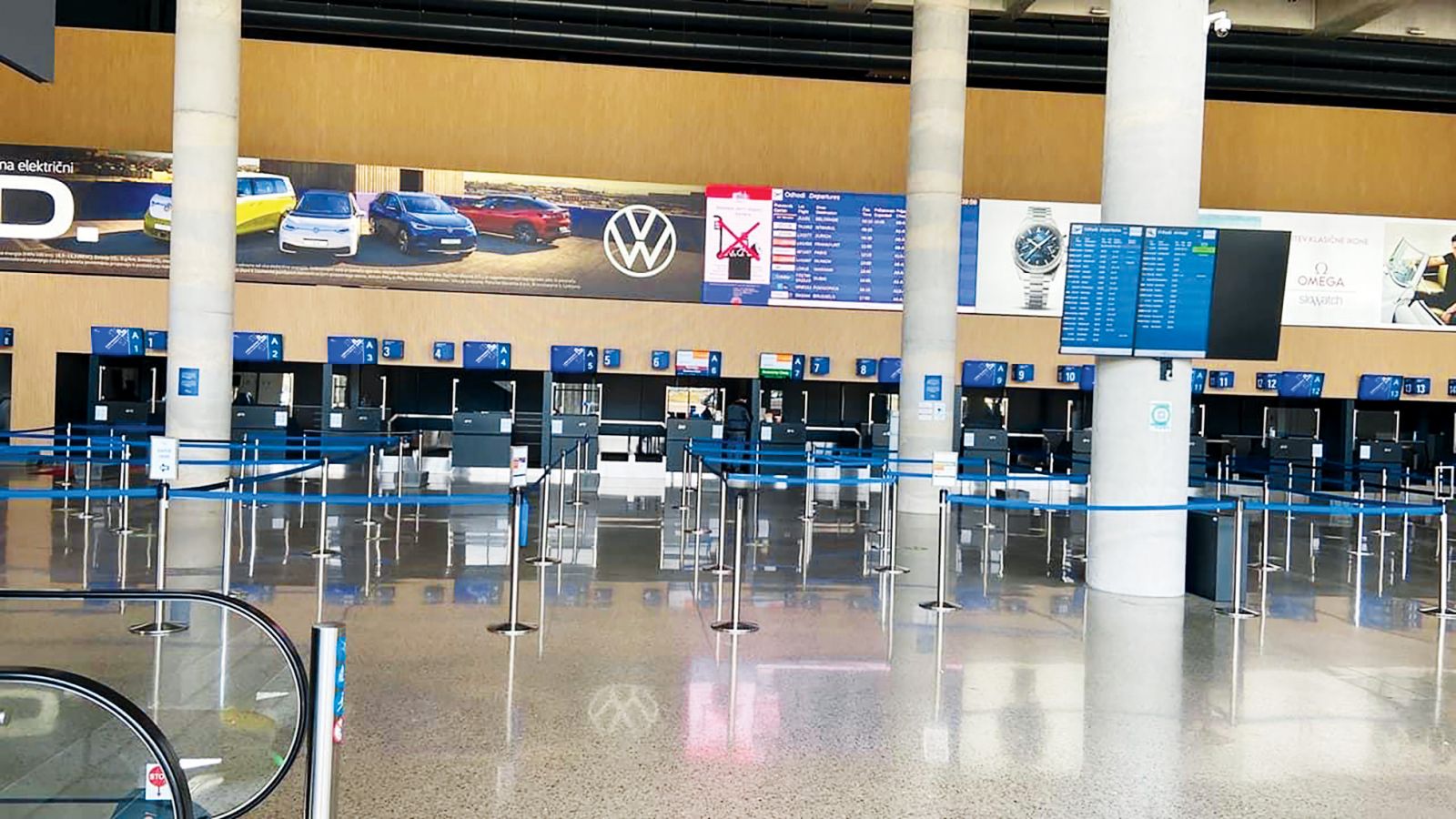 Prazno letališče na Brniku te dni