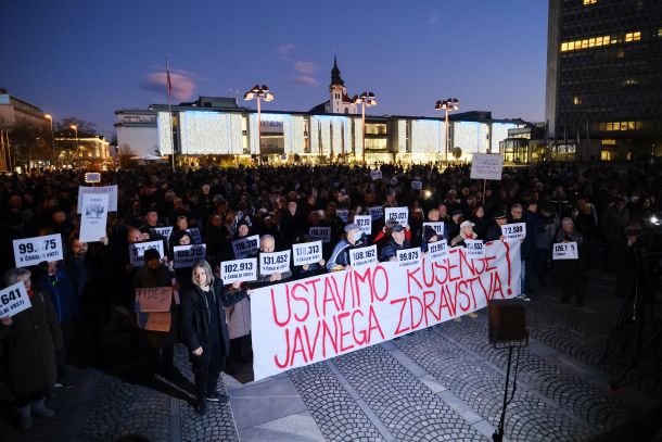 Protest pacientov na Trgu republike v Ljubljani