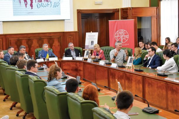 Mitja Velikonja med predavanjem na pravni akademiji v Odesi, tretjem največjem ukrajinskem mestu 