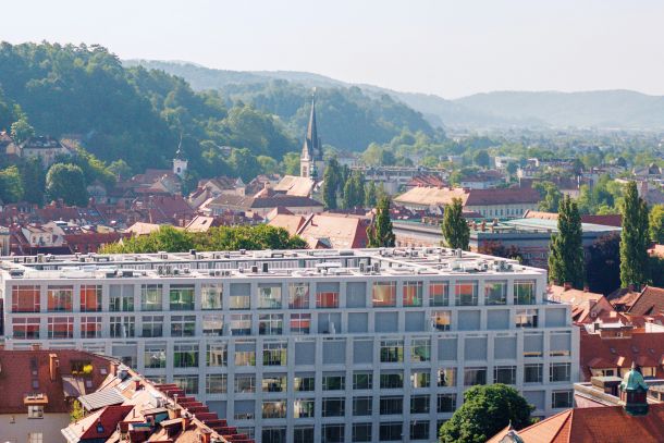 Nova Palača Šumi v Ljubljani nasproti propadajoče Drame 