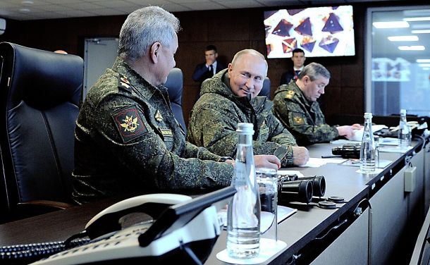 Ruski predsednik Vladimir Putin lani med vojaškimi vajami 