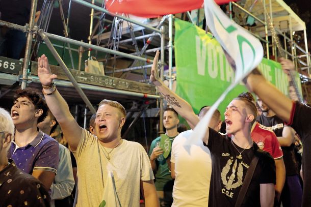 Fašistični pozdrav podpornikov skrajno desne stranke Vox ob razglasitvi volilnih rezultatov 