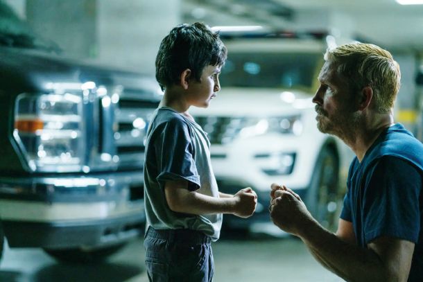 Jim Caviezel v uspešnici Zvok svobode, ki naj bi bila posneta po resnični zgodbi, portretira Tima Ballarda, herojskega aktivista, ki se v Kolumbiji kot nekakšen Rambo bori proti trgovini z otroki.