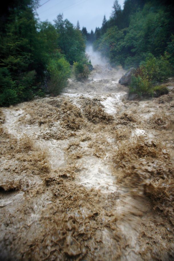 Divjanje vode v Dovžanovi soteski, september 2007 