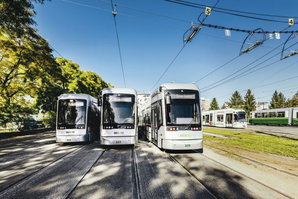 Gradec v Avstriji ima skoraj enako število prebivalstva kot Ljubljana. Javni potniški promet v Gradcu prepelje dnevno 300.000 potnikov, v Ljubljani pa 200.000. (na fotografiji tramvaj v Gradcu)