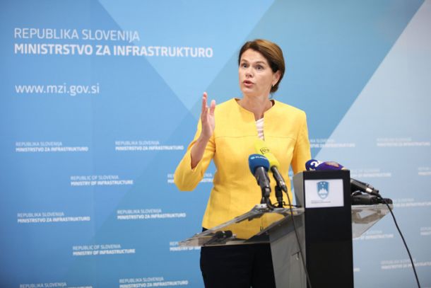 Ministrica za infrastrukturo Alenka Bratušek