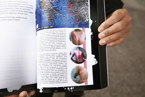 Črna knjiga prisilnih vračanj – v bistvu štiri debele knjige, v katerih je zbrano neskončno število pričevanj in slikovnih dokazov o nasilju nad migranti vzdolž balkanske begunske poti. Pričevanja je zbrala mreža 14 nevladnih organizacij Border Violence Monitoring Network, v katero je vključena tudi InfoKolpa, izdala pa združena evropska levica (GUE-NGL). 
