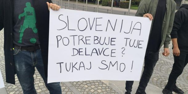 Prosilci za azil na Trgu republike pred parlamentom v Ljubljani
