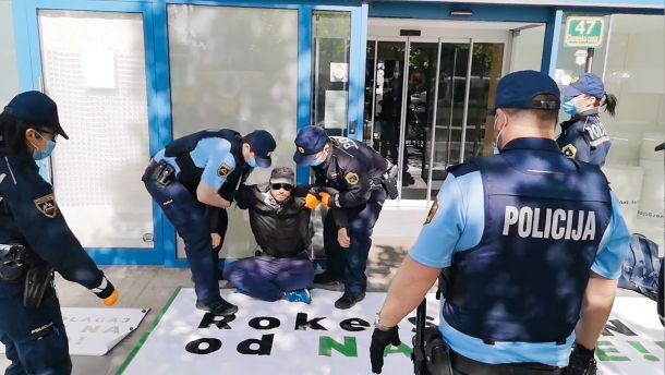 Policija odnaša mirnega protestnika Marina Medaka. 26. maj 2020, ministrstvo za okolje, Ljubljana