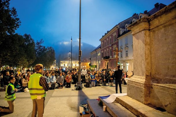 Katoliška mladina je v petek, 13. oktobra, ob 6.30 zjutraj organizirala prvo javno molitev rožnega venca v Ljubljani