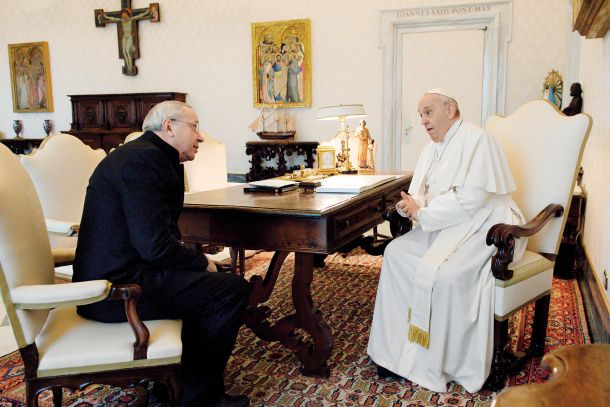 Marko Rupnik med pogovorom s papežem Frančiškom. Fotografija je nastala januarja 2022, v času, ko so bile obtožbe zoper Rupnika že znane