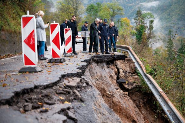 Predsednik vlade Robert Golob ob ogledu posledic vodne ujme v Baški grapi