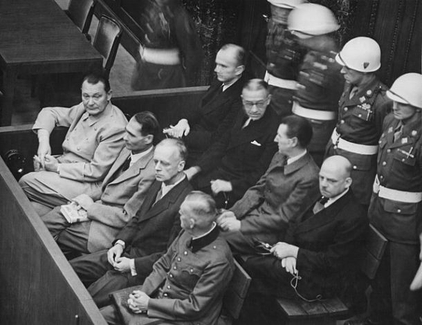Obtoženci Hermann Göring, Rudolf Hess, Joachim von Ribbentrop, Wilhelm Keitel, Karl Dönitz, Erich Raeder, Baldur von Schirach in Fritz Sauckel