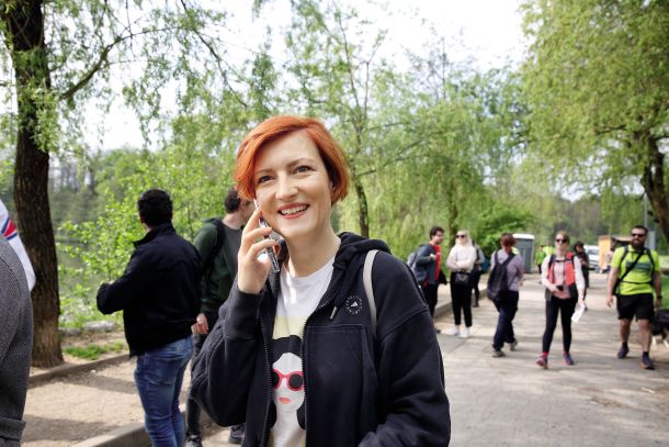 Ministrica za kulturo Asta Vrečko in njen telefon, ki še ne razume slovenščine 
