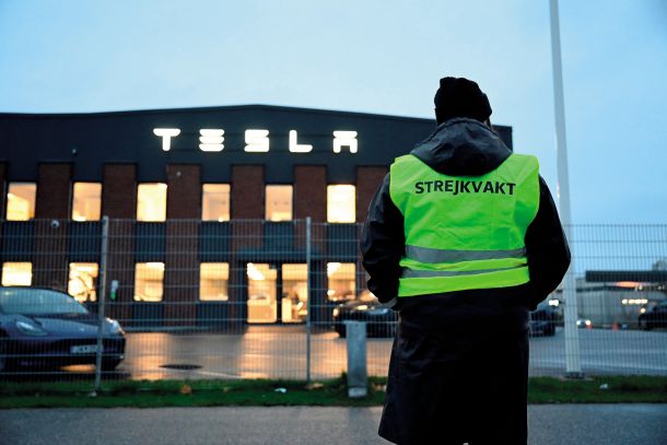 Stavkovni stražar pred tovarno Tesla v Stockholmu